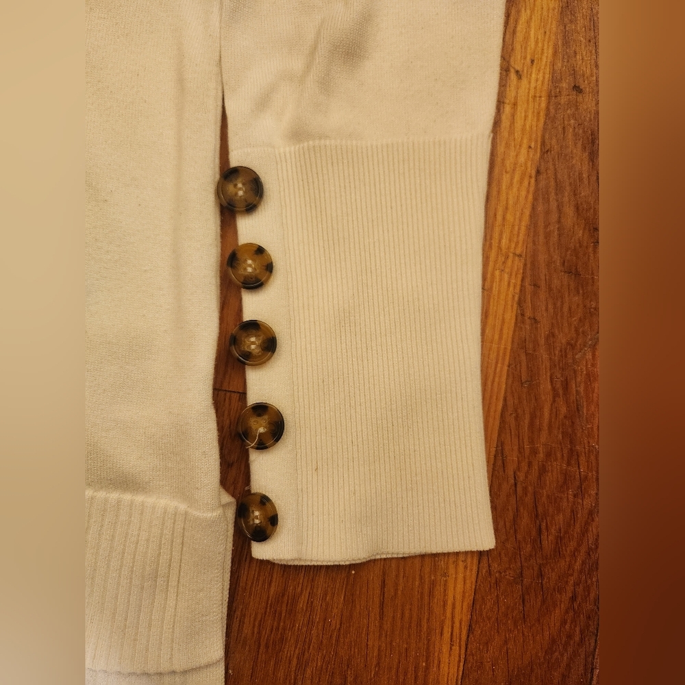 Cable & Gauge White Cowl Neck Sweater With Cheetah Print Buttons Size L EUC - Picture 4 of 16